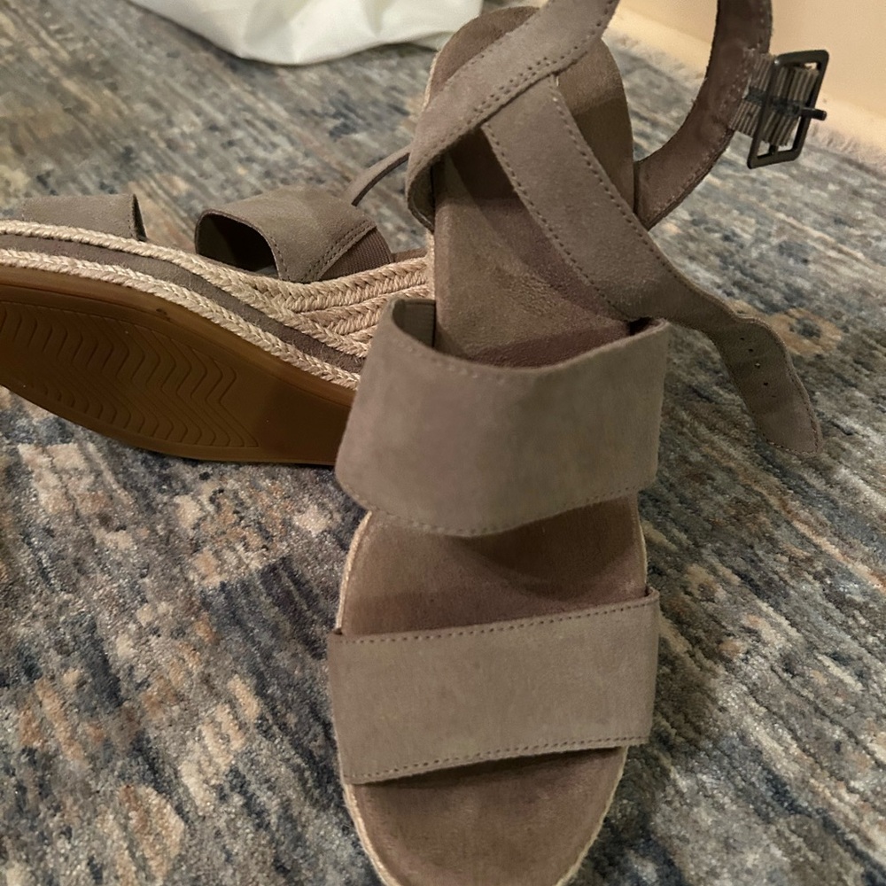 TOMS Women's Gray Wedge Sandals - Picture 4 of 7